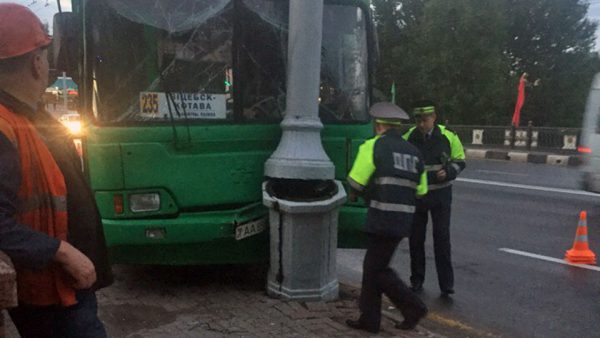 На День независимости в Витебск автобус сбил столб на мосту. Фото из соцсетей