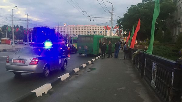 На День независимости в Витебск автобус сбил столб на мосту. Фото из соцсетей