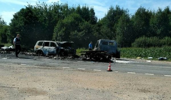 Под Оршей «Toyota Land Cruiser» протаранила «ГАЗель», обе машины загорелись, пассажирка фургона сгорела, а водитель умер в больнице от ожогов. Фото СК