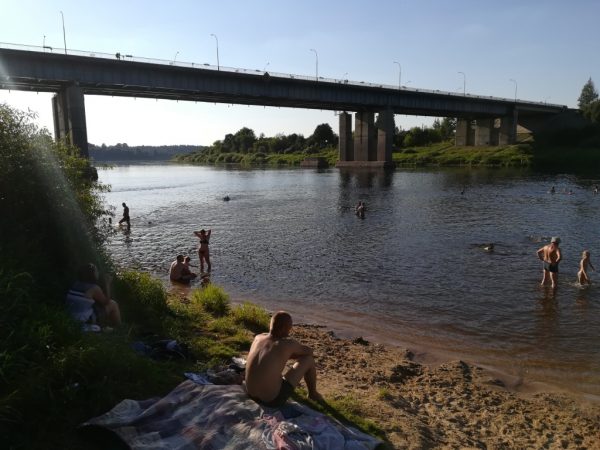 Тонущих школьницу и студентку спас в Полоцке пожарный Никита Григорьев, который тоже отдыхал на пляже на Двине. Фото МЧС