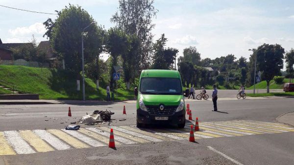 В Орше столкнулись мопед и фургон «ГиперМолла», водитель мопеда погиб. Фото ГАИ