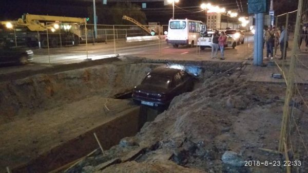 Легковушка влетела в траншею ремонтируемого трубопровода у театра в Витебске. Фото ННВ