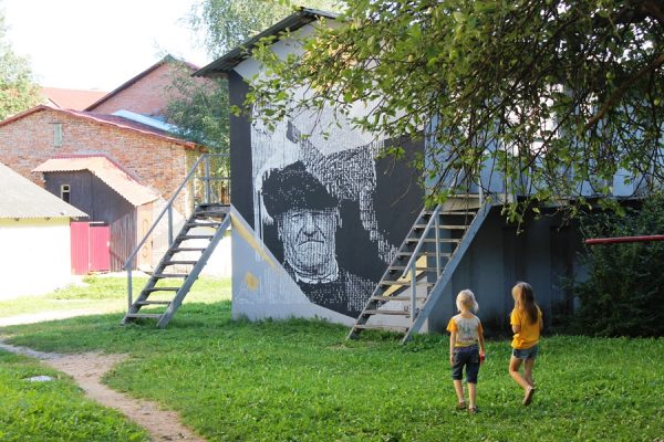 Дед и кот — новое оригинальное граффити появилось в Витебске. Фото Юрия Шепелева