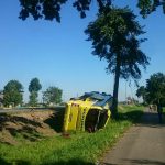 Под Оршей туристический автобус врезался столб и упал в кювет. Видео