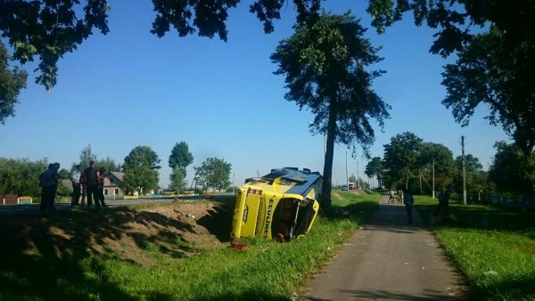 Под Оршей туристический автобус врезался столб и упал в кювет. Фото ГАИ