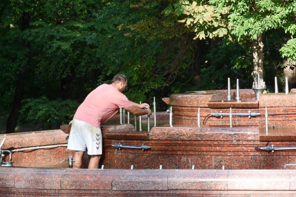В Витебске начали настройку фонтана в парке Фрунзе. Фото Юрия Шепелева