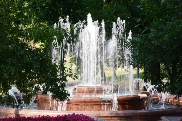 В Витебске начали настройку фонтана в парке Фрунзе. Фото Юрия Шепелева