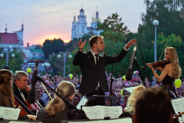 Open-air «Классика у ратуши с velcom» в Витебске. Фото Сергея Серебро