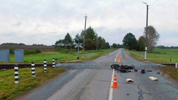 Следственный комитет начал проверку по факту столкновения мотоцикла с поездом в Верхнедвинском районе: погиб мотоциклист и потерял ногу подросток. Фото СК