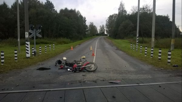 Мотоцикл столкнулся с поездом в Врехнедвинском районе. Мужчина погиб, а подростку оторвало ногу. Фото ГАИ