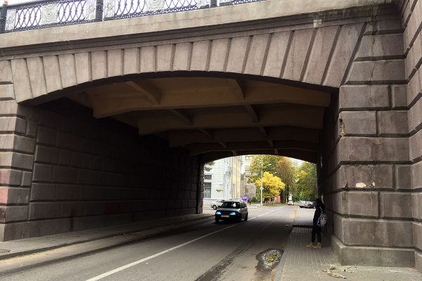 На Кировском мосту в Витебске появились трещины, начала обваливаться облицовка. Фото Сергея Серебро