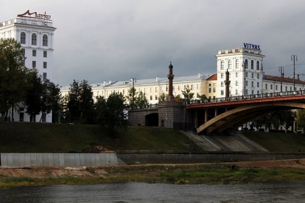  В Витебске начались работы по заделке трещины на Кировском мосту. Фото Юрия Шепелева