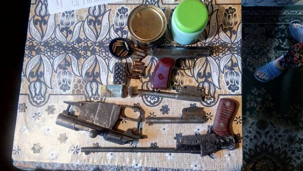 Пулеметы, винтовки, револьверы и боеприпасы — целый арсенал нашли в гараже на улице Гагарина в Витебске. Фото УВД Витебского облисполкома