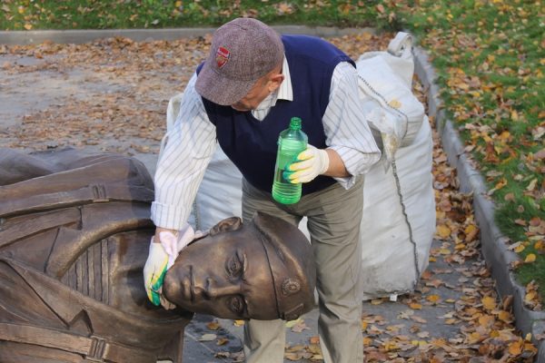 В Витебске установили скульптуру десантника и памятный знак ВДВ. Фото Юрия Шепелева