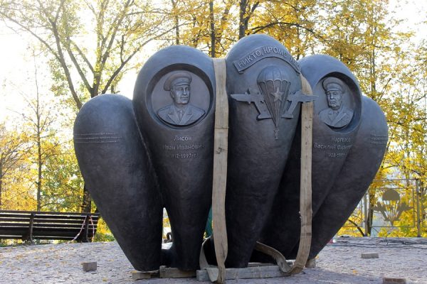 В Витебске установили скульптуру десантника и памятный знак ВДВ. Фото Юрия Шепелева