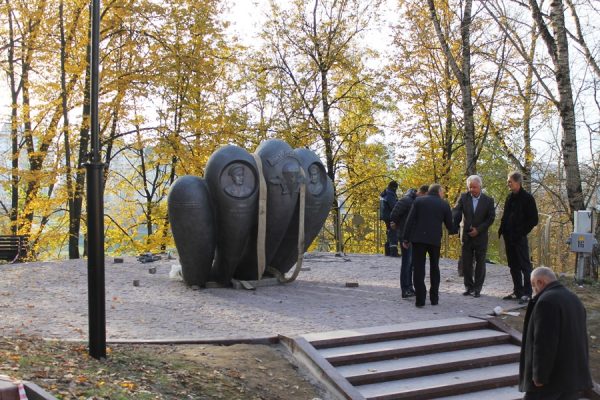 В Витебске установили скульптуру десантника и памятный знак ВДВ. Фото Юрия Шепелева