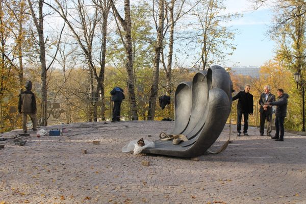 В Витебске установили скульптуру десантника и памятный знак ВДВ. Фото Юрия Шепелева