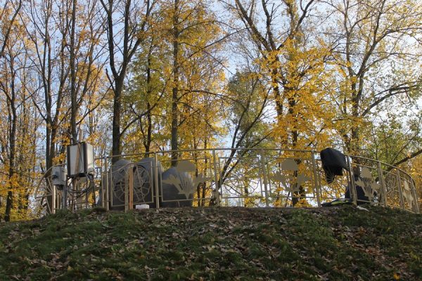 В Витебске установили скульптуру десантника и памятный знак ВДВ. Фото Юрия Шепелева