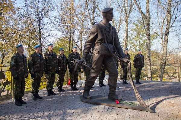 В парке Победителей в Витебске открыли памятник десантникам. Фото Игоря Матвеева