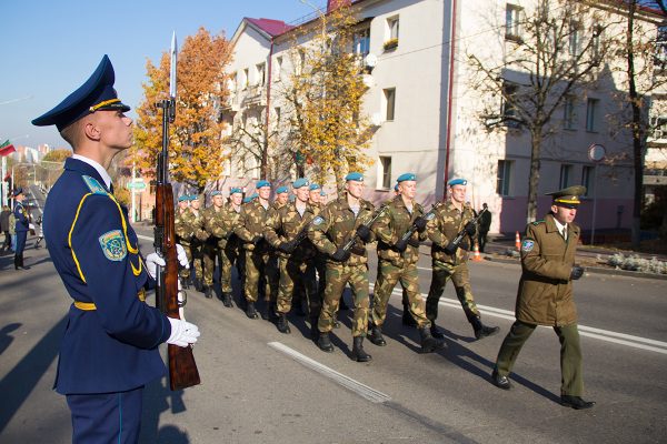 В парке Победителей в Витебске открыли памятник десантникам. Фото Игоря Матвеева