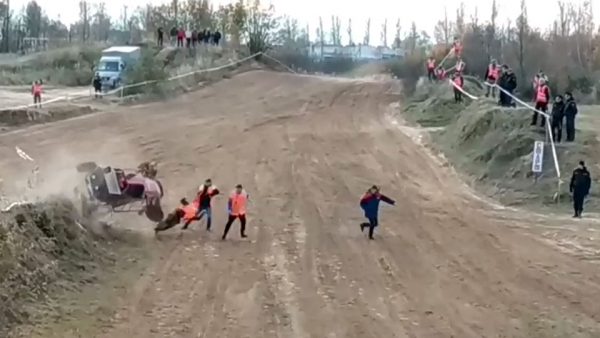 Во время автокросса в Витебске багги сбило двух судей. Кадр из видеозаписи