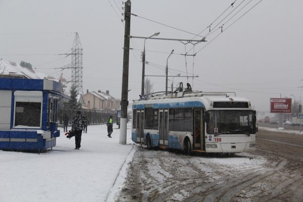 В Витебске троллейбус занесло и он врезался в столб, пострадала пассажирка