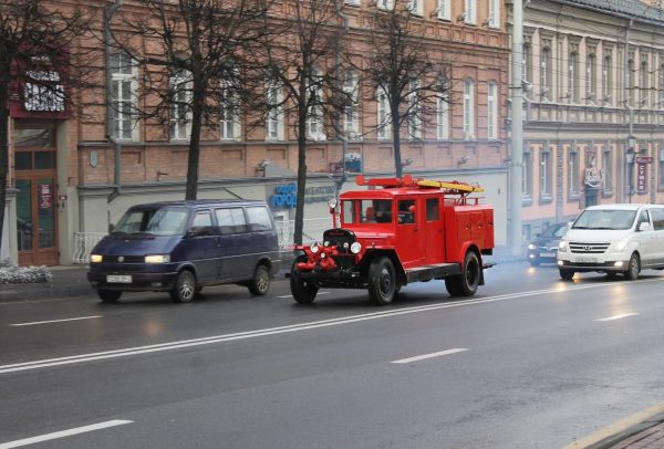 ПМЗ-8 едет по улице Ленина в Витебске. Фото Юрия Шепелева