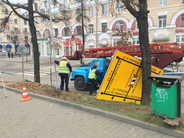 В Витебске на съезде с Кировского моста спустя неделю после закрытия Полоцкого путепровода устанавливают дорожный указатель со схемой его объезда.