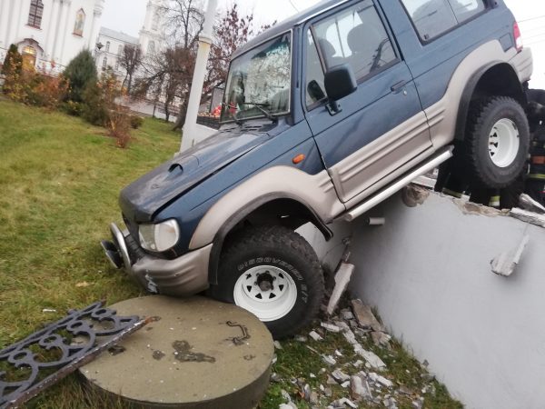 В центре Витебска джип пробил ограждение моста и чуть не свалился в реку. Фото ГАИ