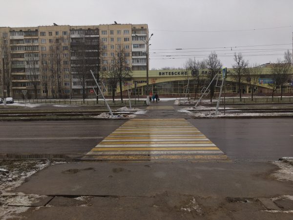 На Смоленской улице в Витебске начали устанавливать новый светофор. Фото Сергея Серебро