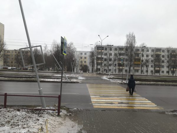 На Смоленской улице в Витебске начали устанавливать новый светофор. Фото Сергея Серебро