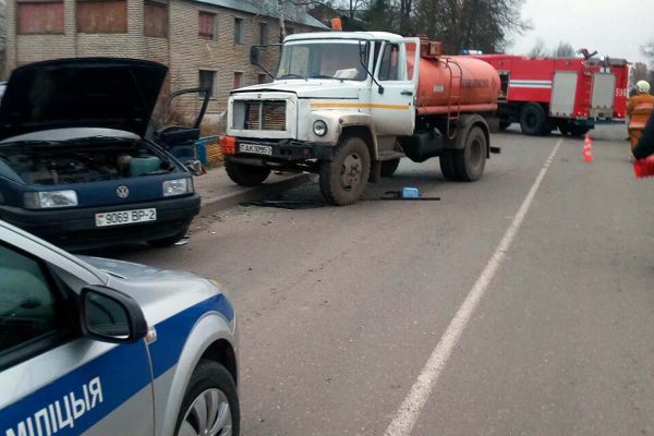 В Бешенковичском районе легковушка врезалась в бензовоз. Фото ГАИ