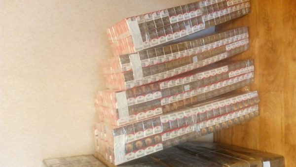 ГАИ задержала микроавтобус, в котором везли 15 000 пачек сигарет. Фото ГАИ