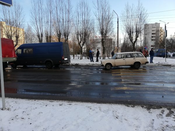 в Витебске 18-летний парень, шедший по пешеходному переходу, зацепился за трос, которым микроавтобус тянул  легковушку. Фото ГАИ