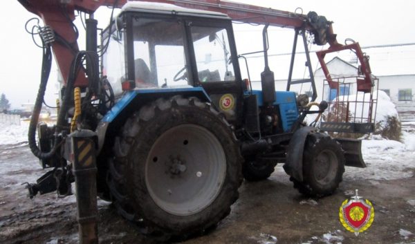 Трактор с подъемником. Фотографии предоставлены УГКСЭ по Витебской области
