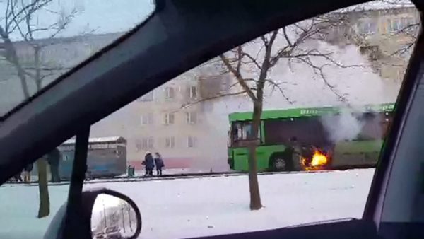 В Витебске загорелся городской автобус. Кадр из видеозаписи