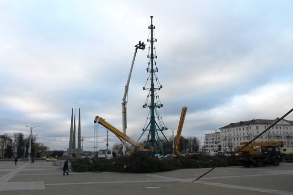 Витебск готовится к Новому году — на площади Победы начали устанавливать главную  ёлку области. Фото Юрия Шепелева