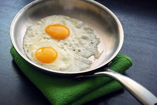 Сковорода с яичницей. Фото pixabay.com