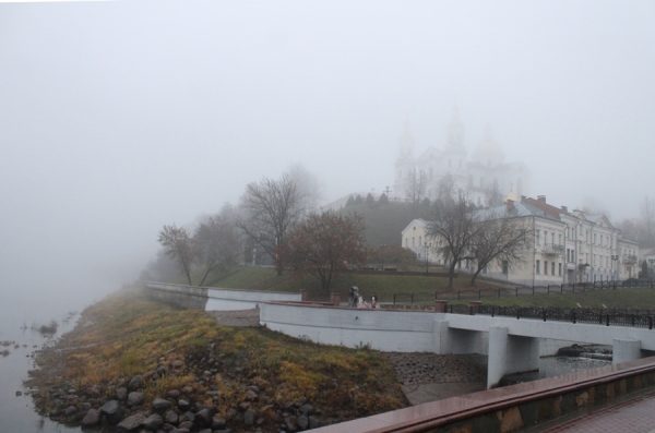 Осенний плотный туман окутал Витебск в субботу, 3 ноября. Фото Юрия Шепелева