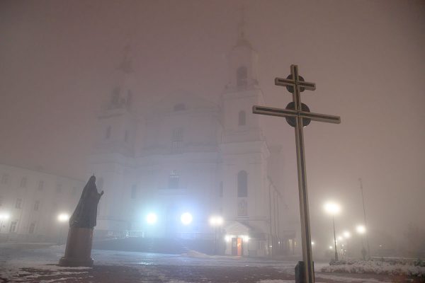 Успенский собр и крест Евфросинии Полоцкой в тумане. Фото Сергея Серебро