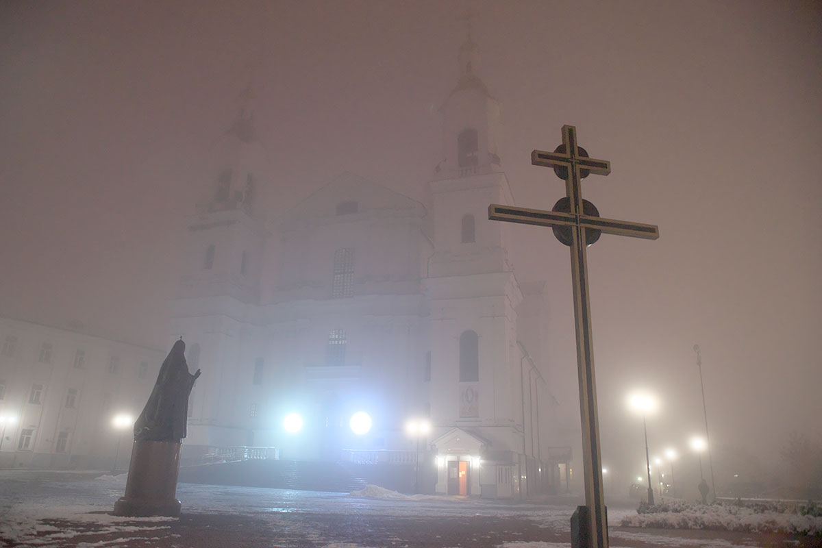 Успенский собор и крест Евфросинии Полоцкой в тумане. Фото Сергея Серебро