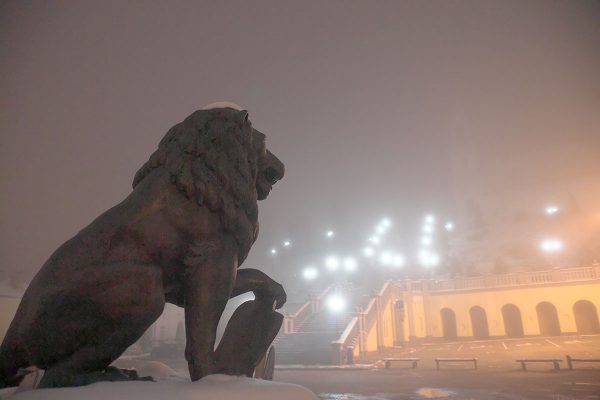 Витебские львы в тумане и вид на Успенскую горку. Фото Сергея Серебро