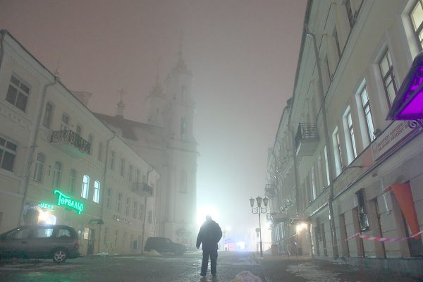 Туманная улица Толстого в Витебске. Фото Сергея Серебро