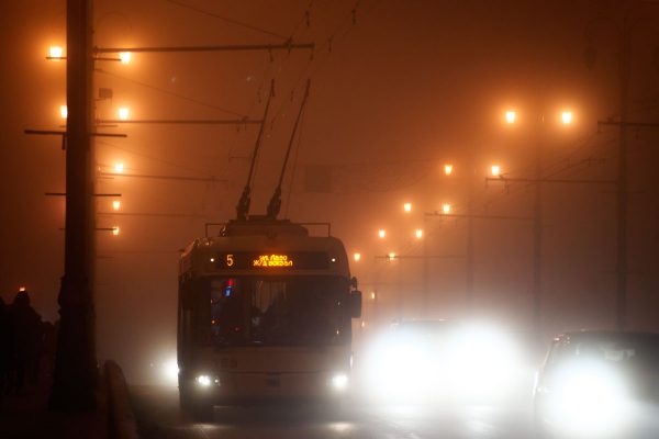 Троллейбус на мосту Кирова в Витебске во время тумана. Фото Сергея Серебро