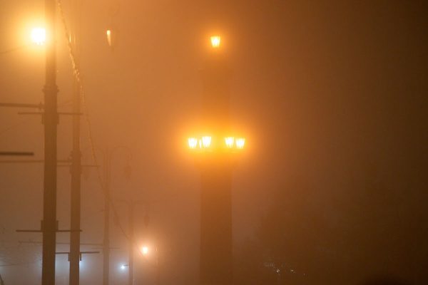 Колонна на Кировском мосту в Витебске скрывается в тумане. Фото Сергея Серебро