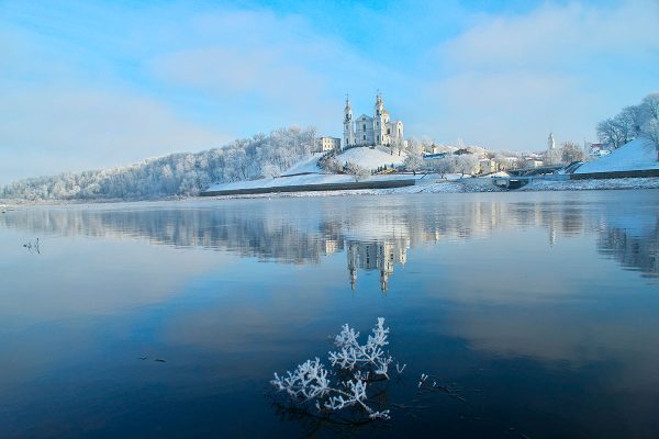 Вид на Успенский собор в инее с Двины. Фото Сергея Серебро