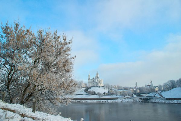 Вид на Успенский собор в инее с Двины. Фото Сергея Серебро