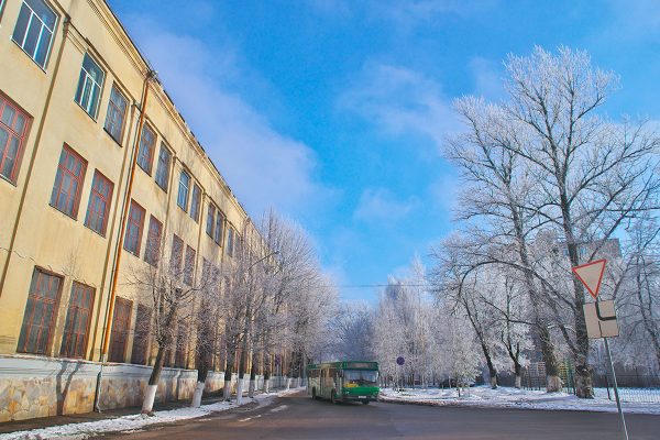 Завод ВЗЭП и деревья в инее. Фото Сергея Серебро