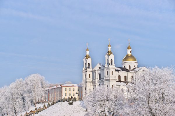 Успенский собор среди заиндевелых деревьев. Фото Сергея Серебро