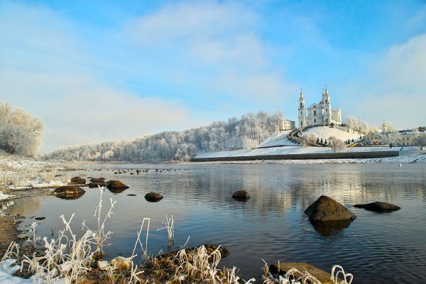 Вид на Успенский собор в инее с Двины. Фото Сергея Серебро